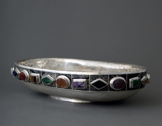 La Corneille, grande coupe aux cabochons
