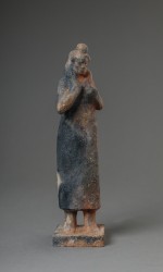 Femme debout avec enfant sur les épaules