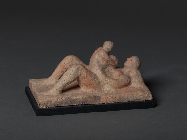 Femme sur le dos levant et jouant avec enfant - BOULLET_ALAIN_770