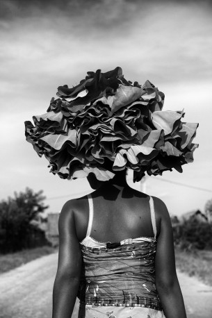 Feuilles de taro sur la tête, Mahanoro, Madagascar, n° 1/30 - 2012 - PIERROT_MEN_251cde