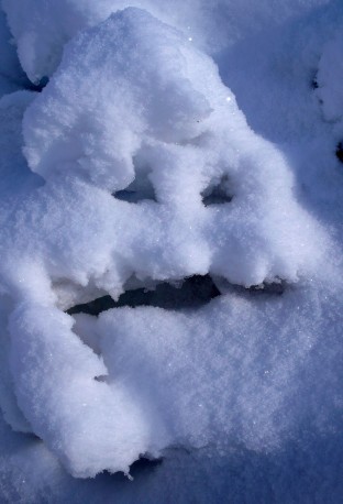 Le Bonhomme de neige. Tas de neige sur le chemin, Clavans en Oisans, 2007 - n° 1/3 - MOLLARD_CLAUDE_159