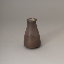 Petit vase brun à col ratiné