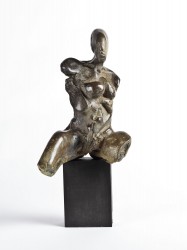 Petite femme assise