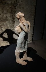 Femme au sac à dos